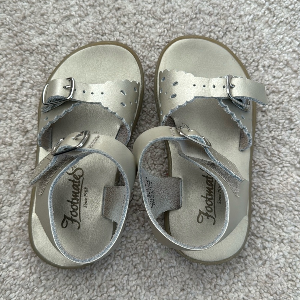 Footmates sandal. Light gold